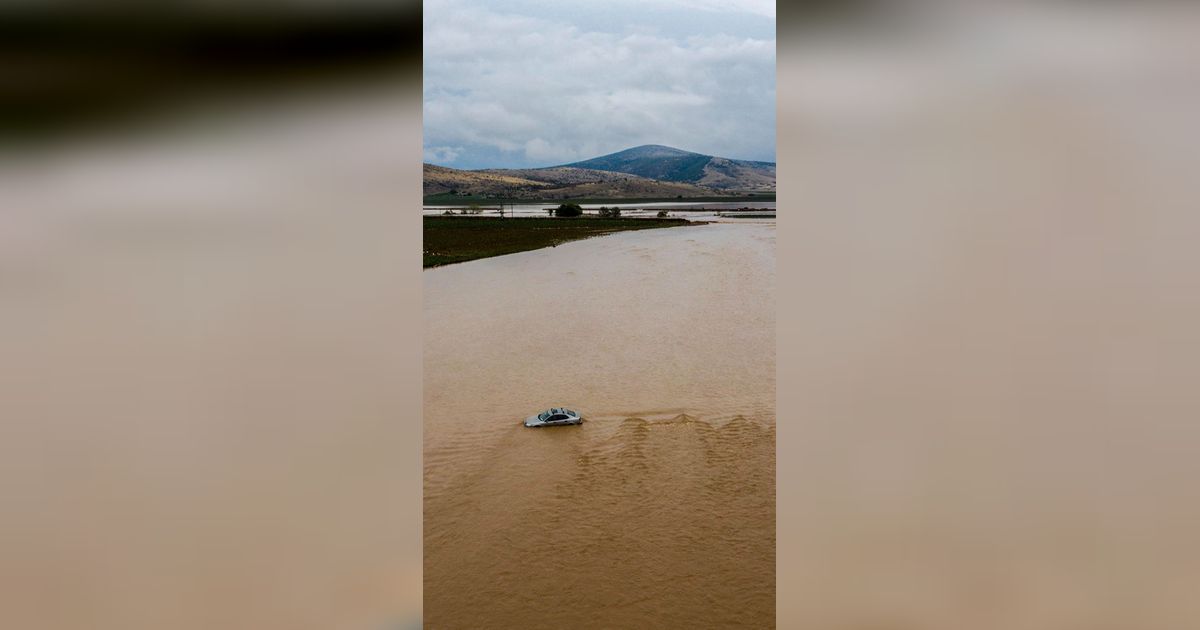 FOTO: Banjir Dahsyat Terjang Yunani: Hancurkan Jembatan, Mobil-Mobil hingga Pembangkit Listrik