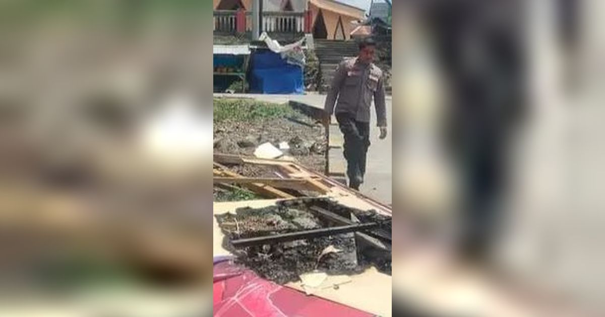 VIDEO: Kronologi Polisi Mabuk Bakar Baliho Bergambar Jokowi & Ganjar di Buton Tengah