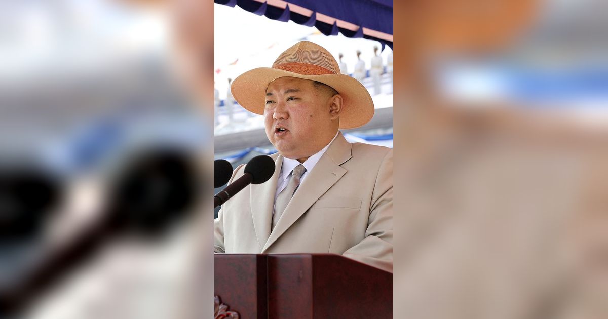 FOTO: Luncurkan Kapal Selam Bersenjata Nuklir, Kim Jong-un Bergaya Mirip Luffy One Piece