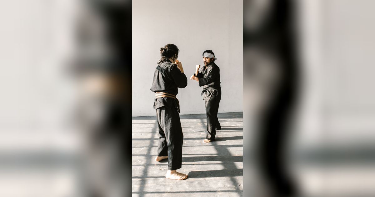 Momen Kocak Bapak-Bapak Melerai Pertunjukan Silat, Netizen: Cocok Jadi Duta Perdamaian