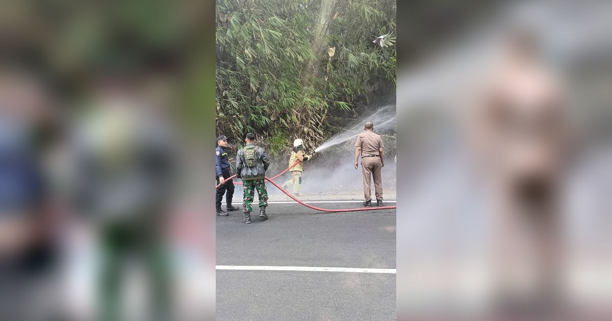 Lahan Pinggir Jalan Garut-Bandung Kebakaran, TNI-Polri Sigap Padamkan Api agar Tak ke Permukiman