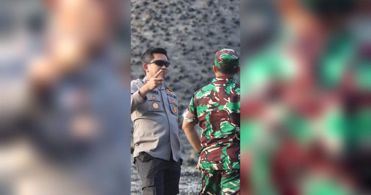 TNI-Polri Olah TKP Kebakaran Gunung Bromo Gara-Gara 'Flare Prewedding'