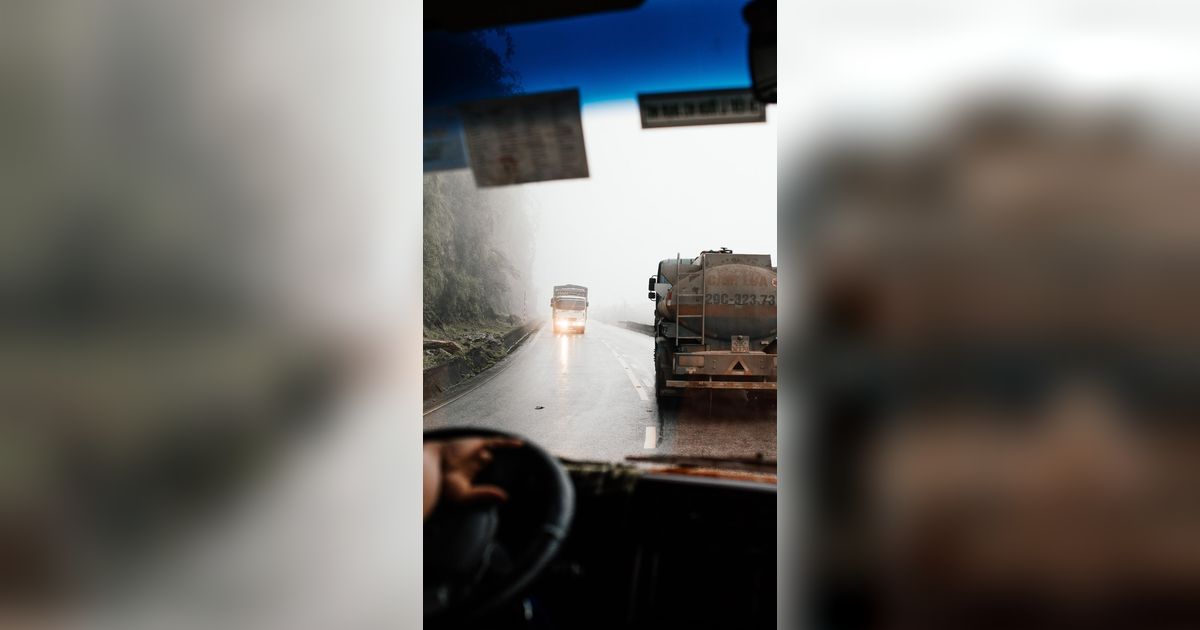 Ngeri! Fortuner Tertimpa Besi Muatan Truk di Tol, Mirip Adegan Film Final Destination