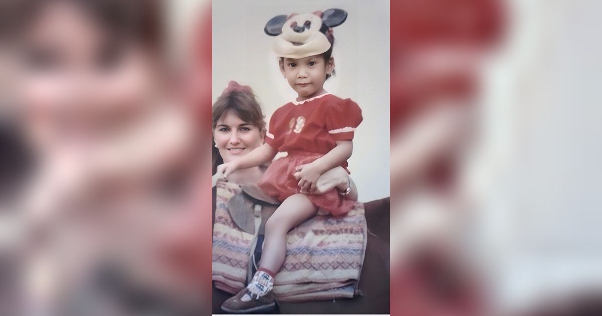 Bocah Bertopi Minnie Mouse Ini Sekarang Jadi Aktris Terkenal dan Sering Kampanyekan Self-Love