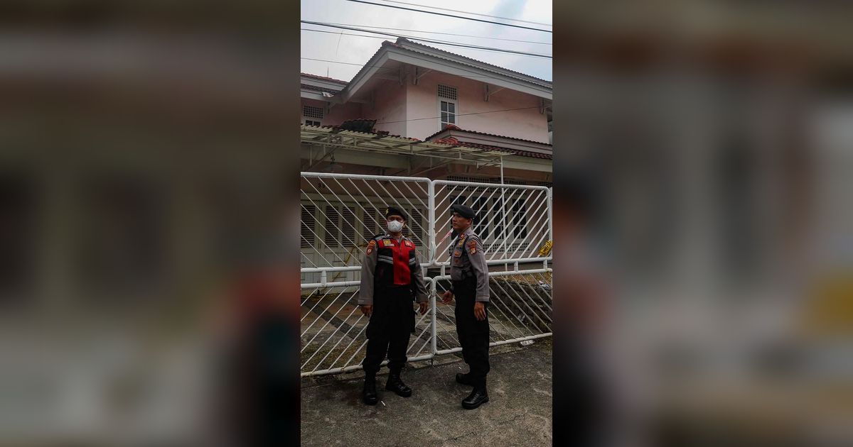 FOTO: Upaya Polisi Mengungkap Misteri Kematian Ibu dan Anak yang Mayatnya Ditemukan Tinggal Kerangka di Depok