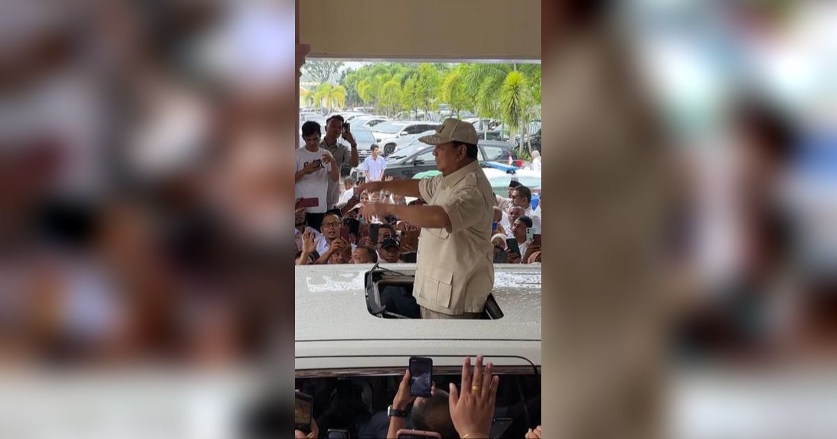 Prabowo Kunjungi Sumbar, Disambut Ibu-Ibu dan Teriakan 'Presiden'