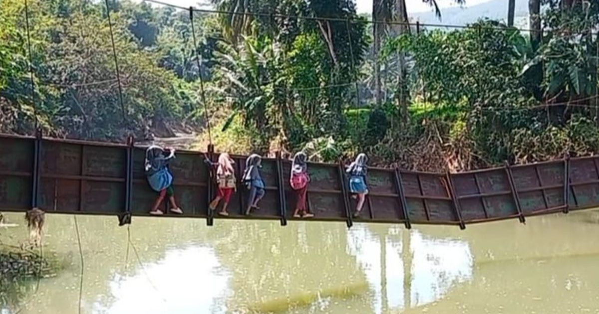 Momen Bertaruh Nyawa Pelajar SD di Sukabumi, Bergelantungan di Jembatan Hampir Putus Seberangi Sungai Demi Sekolah