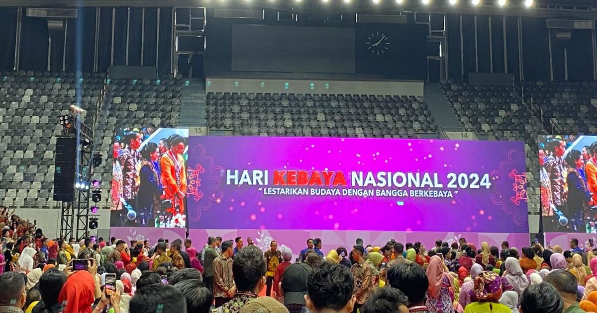 Bikin Heboh Peserta, Momen Jokowi Gandeng Iriana saat Acara Hari Kebaya Nasional di Istora Senayan Jakarta