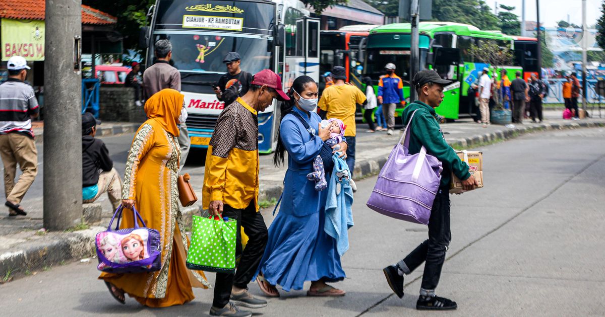 Aturan Sedang Disusun, Masyarakat Dilarang Merokok di Area Transportasi Umum