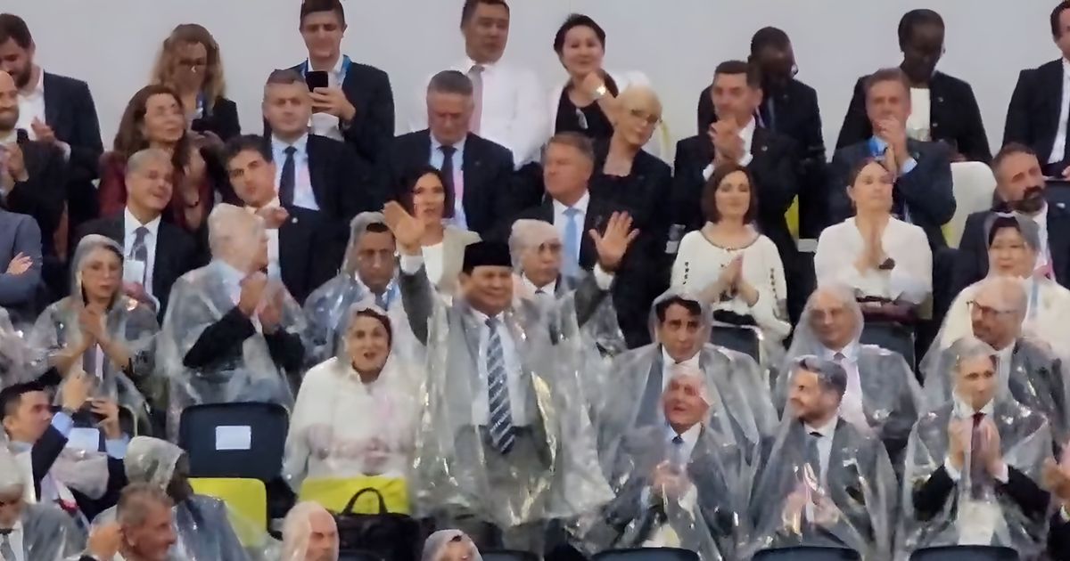 Momen Prabowo Pakai Jas Hujan Bakar Semangat Kontingen Indonesia di Opening Olimpiade Paris 2024