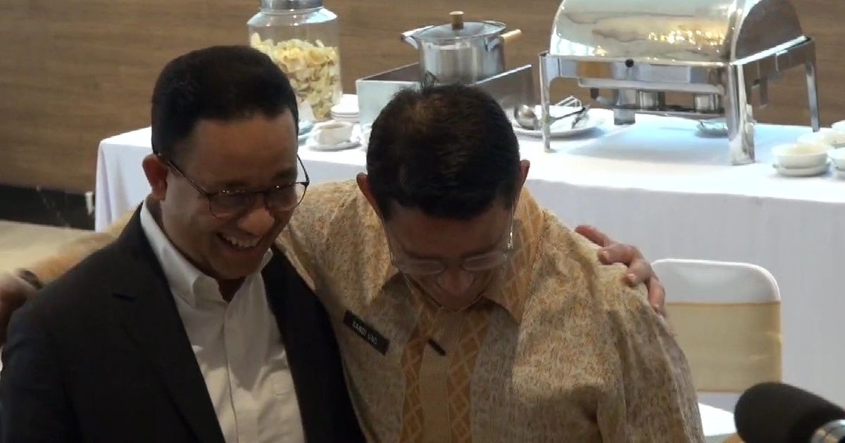 Momen Akrab Anies dan Sandi Berangkulan Hingga Pose Love Sign