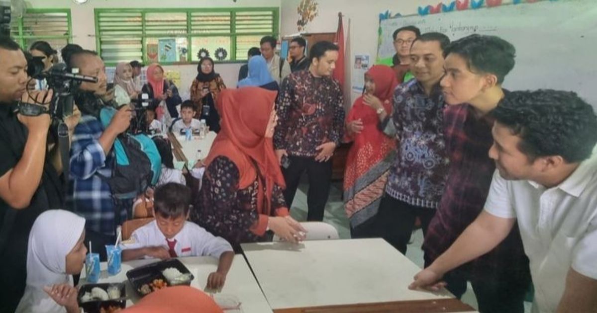 Momen Gibran Tinjau Uji Coba Makan Bergizi Gratis di Surabaya