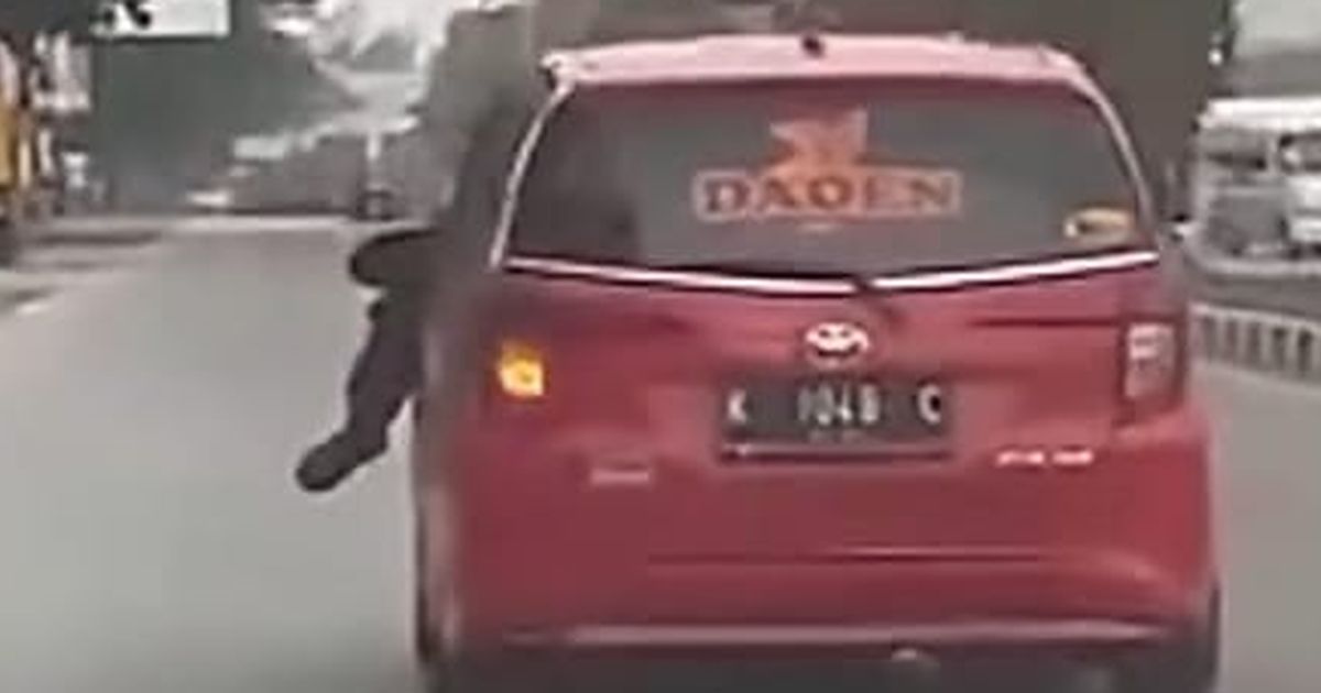 Viral Polisi Loncat dan Terbawa di Kap Mobil