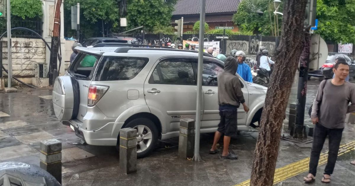 Kronologi Bocah 9 Tahun Bawa Mobil hingga Tabrak Mobil dan Motor di Kemang