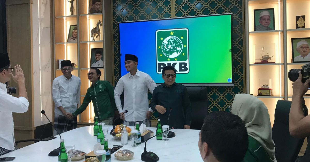 Datang ke PKB, Kaesang Pangarep Sarungan dan Berkopiah Hitam