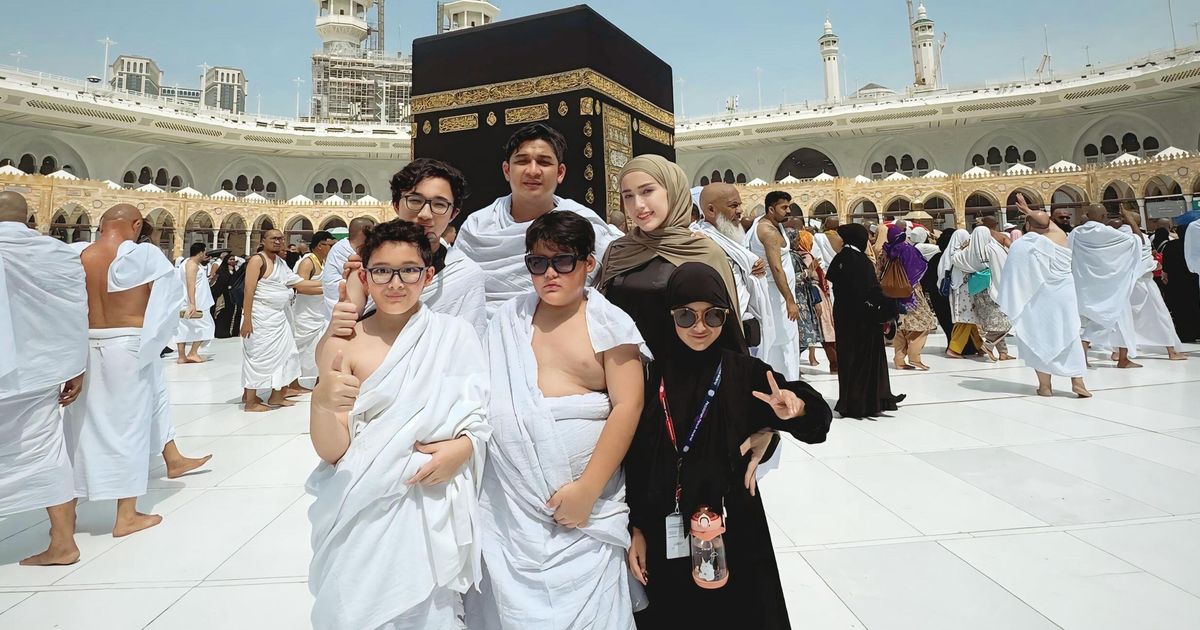 Potret Pasha Ungu dan Adelia saat Umrah Bersama Empat Anaknya di Tanah Suci, Anak Sulungnya Sempat Utarakan Keinginan yang Bikin Terenyuh