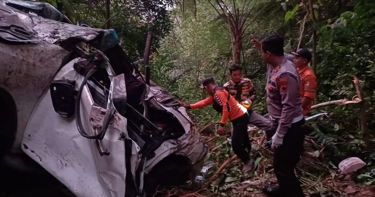 Hendak Jalan-Jalan, Fortuner Masuk Jurang di Jalur Dieng-Batang Ternyata Pisah dari Rombongan Keluarga