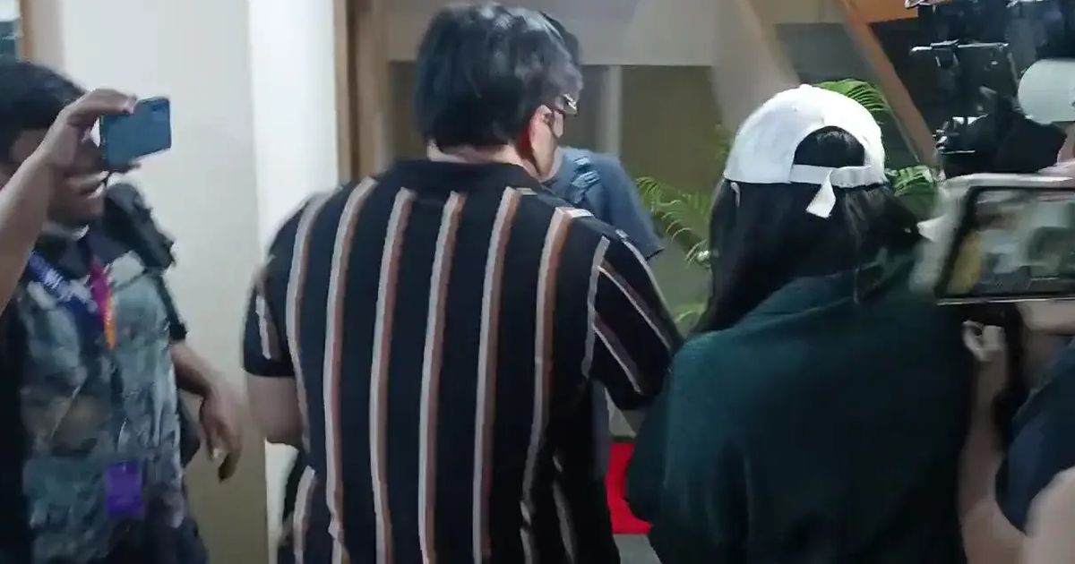 Sosok Ayah Kuat, David Bayu Eks Naif Genggam Tangan Audrey Temani Diperiksa Polisi Dugaan Video Syur