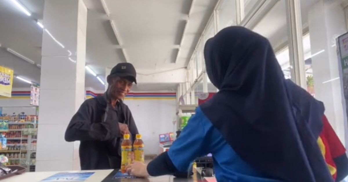 Aksi Perempuan Penjaga Kasir Minimarket Belikan Minuman untuk Pedagang Lansia yang Kelelahan Ini Viral, Banjir Pujian