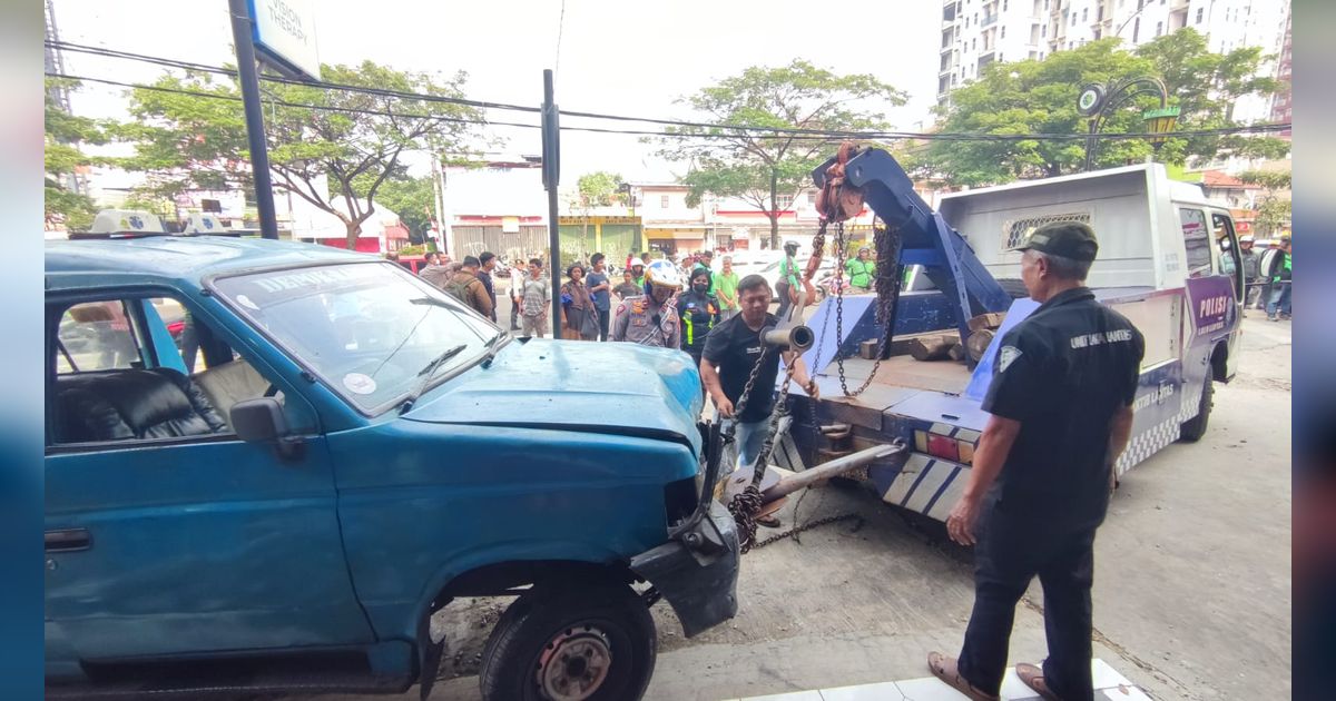 Lagi Tunggu Ojol di Trotoar, Warga Depok Tewas Ditabrak Angkot Ugal-ugalan