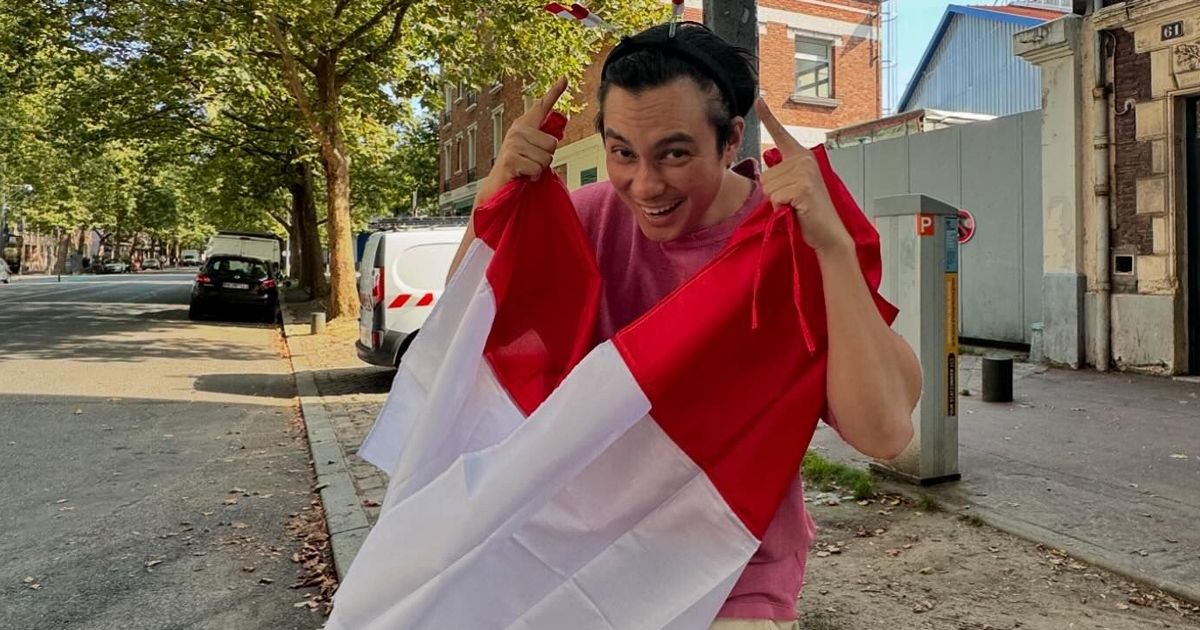 Potret Baim Wong Berangkat ke Paris untuk Nonton Pertandingan Olimpiade, Bawa Bendera Indonesia Dukung Atlet Panjat Tebing