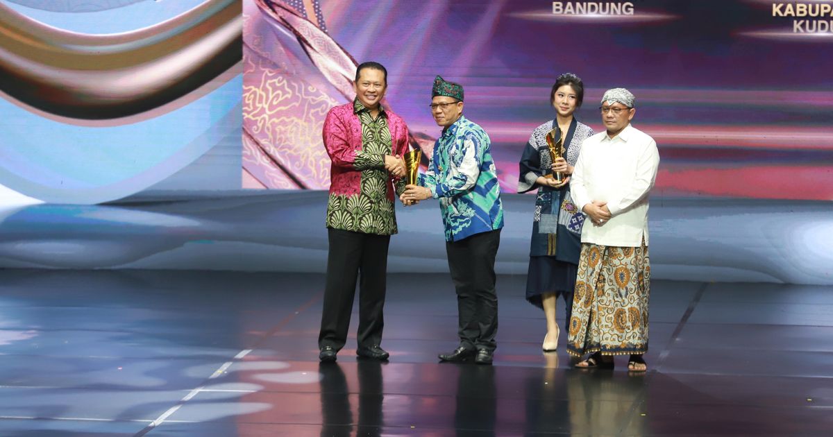 Bupati Dadang Supriatna Raih Penghargaan Pemimpin Daerah Awards 2024