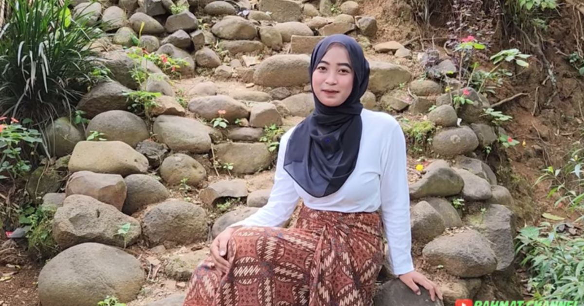 Untuk Menyambung Hidup, Gadis Desa Cantik dan Memesona Jualan Bensin Eceran