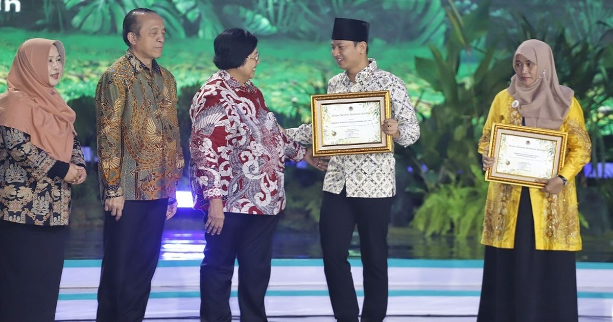 Berperan Aktif Pembinaan Proklim,  Bupati Trenggalek Terima Penghargaan dari KLHK