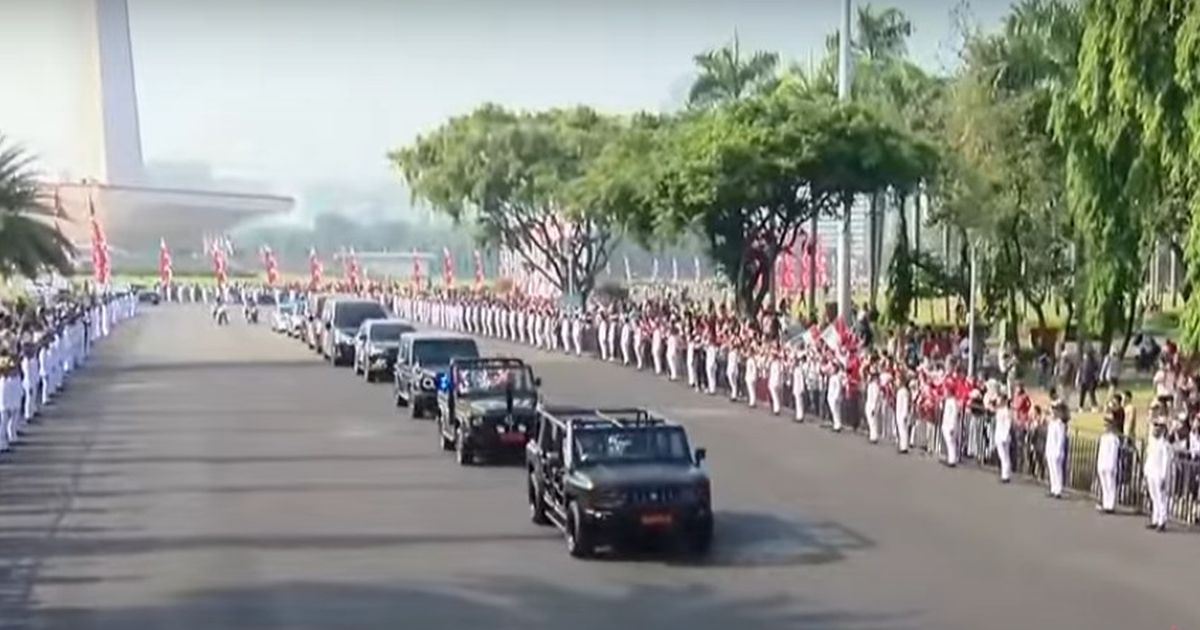 Ratusan Abang None dan Purna-Paskibraka Meriahkan Kirab Bendera Pusaka di Monas