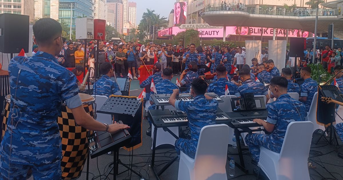 Potret Deretan Prajurit TNI Main Orkestra Sedot Perhatian Pengunjung CFD di HI