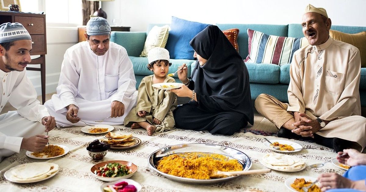 Cara Duduk Rasulullah ketika Makan dan Adab Lainnya sesuai Syariat