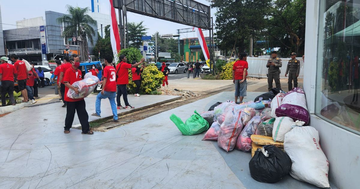 Geram Tak Kunjung Terima Solusi, Warga Depok Buang Karung-Karung Isi Sampah ke Kantor Wali Kota