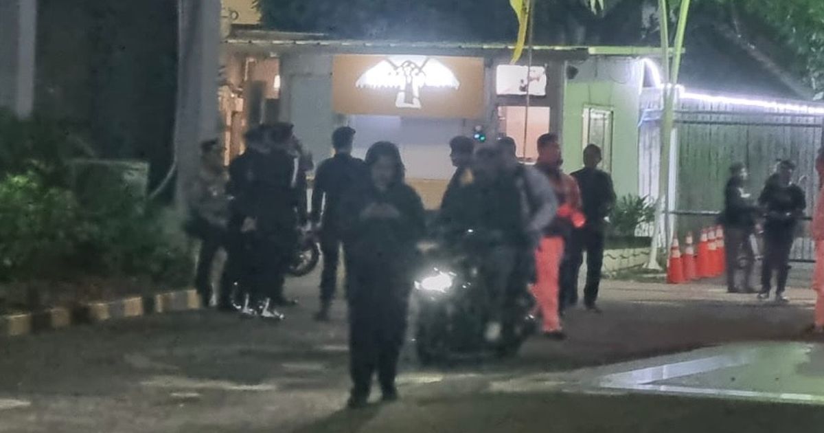 Usai Airlangga Mundur, Malam-Malam Anggota Brimob Berjaga di Markas Golkar