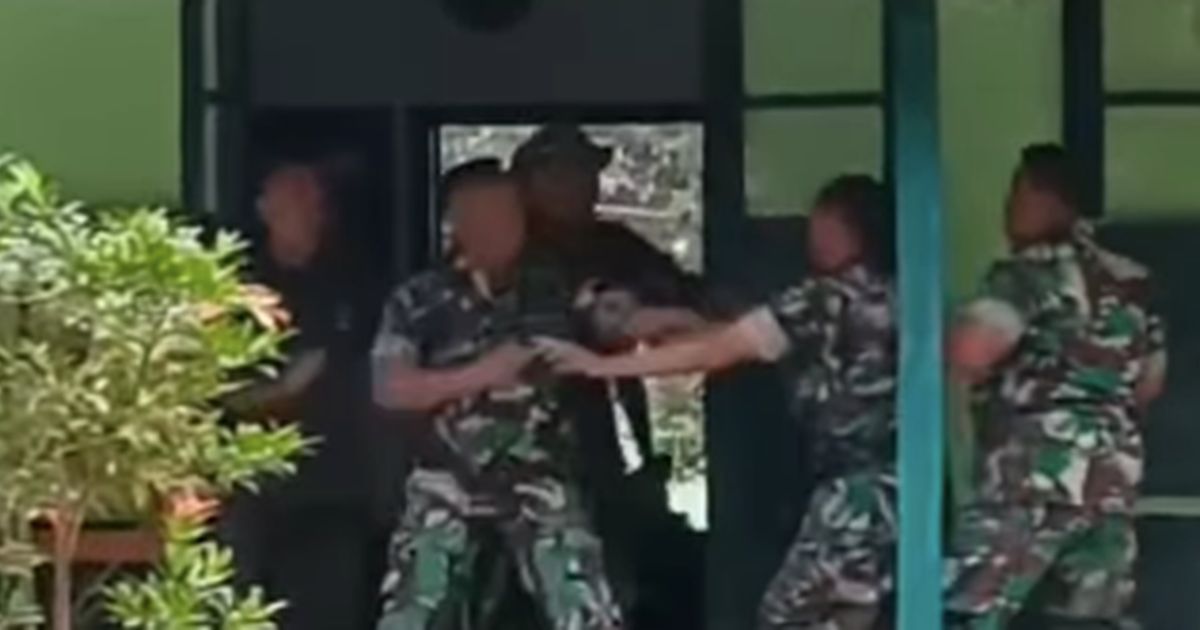 Prajurit TNI Berantem Banting-banting Piring, Ternyata Kejutan buat Komandan Lagi Ultah