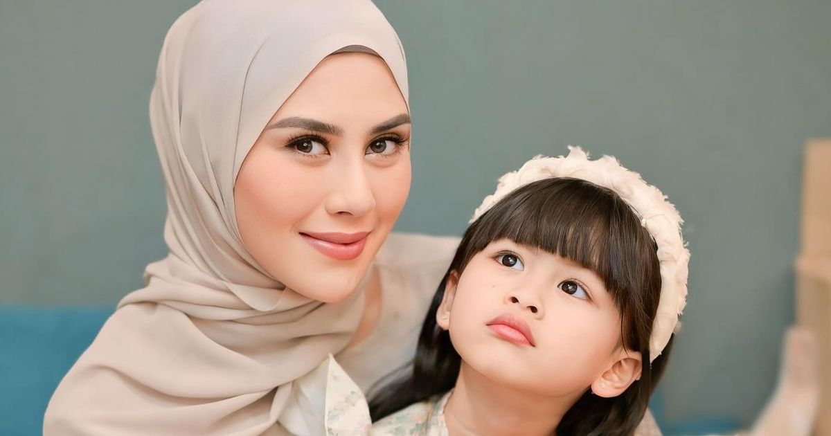 Makin Cantik Berhijab, Potret Syahnaz Sadiqah Bareng Zunaira yang Super Gemas 'Gini Rasanya Dicintai Ugal-ugalan'