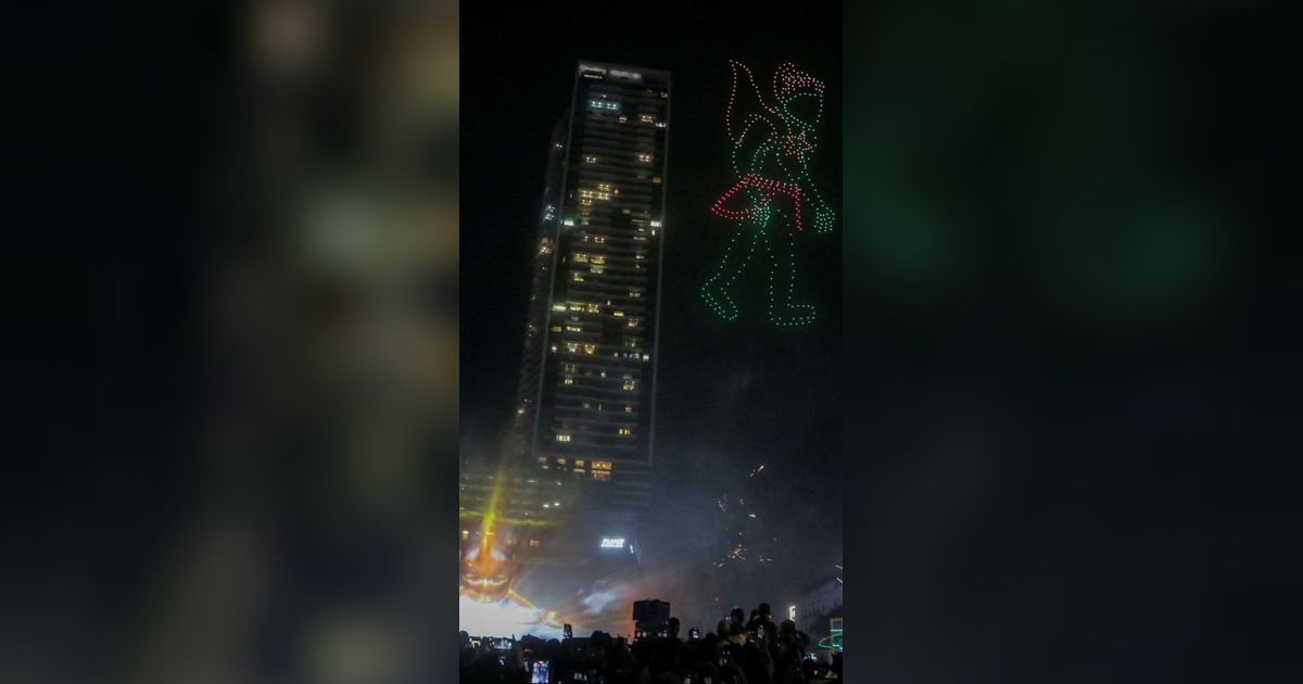 FOTO: Penampakan Atraksi Ratusan Drone hingga Water Screen Meriahkan Malam Tahun Baru 2024 di Bundaran HI