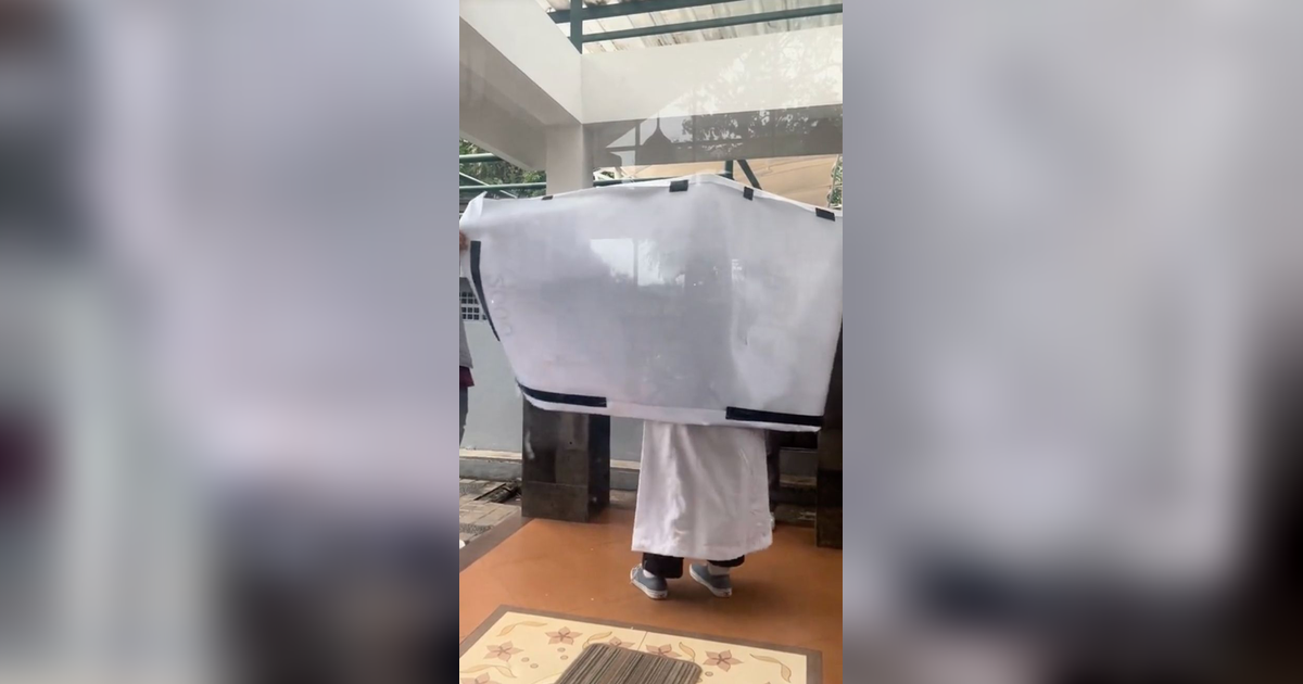 Pria Cosplay jadi Uang Rp2 Ribu, Warganet 'Random Banget'