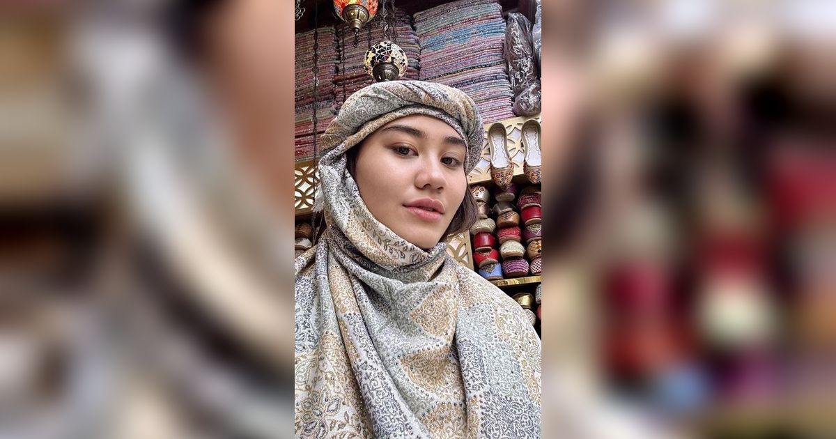 7 Potret Aaliyah Massaid di Dubai, Pakai Midi Dress Anggun Banget