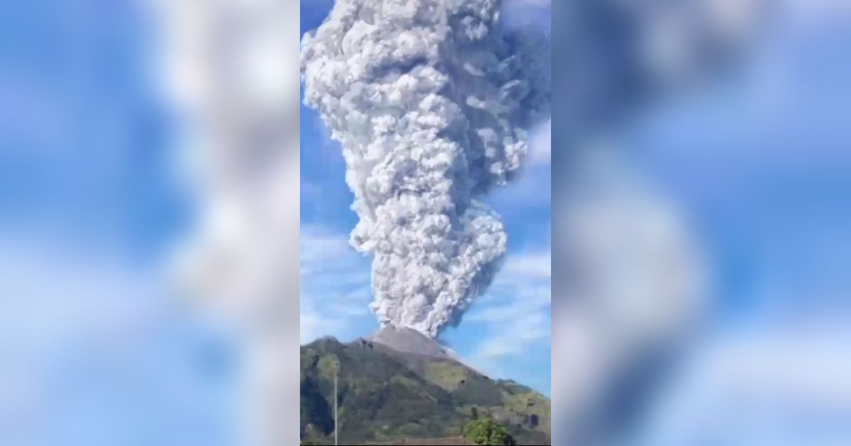 Penampakan Gunung Lewotobi Laki-Laki Kini, Muncul 4 Lubang Baru Semburkan Abu Vulkanik