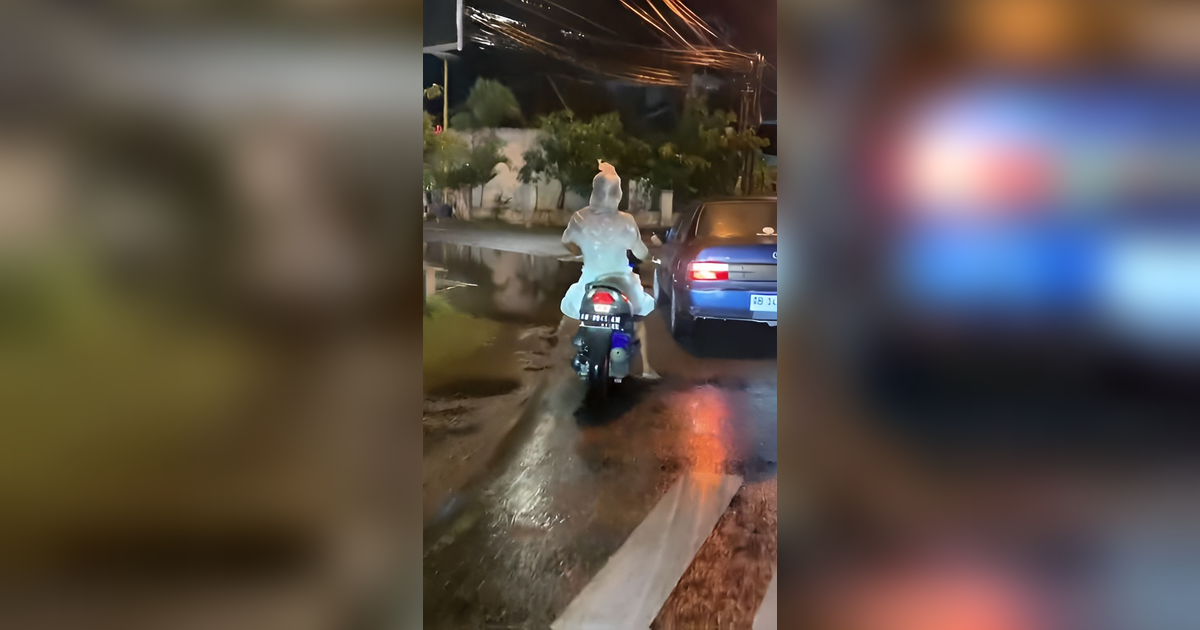 Aksi Kocak Pengendara Motor Pakai Jas Hujan Bubble Wrap, Netizen: Paket Anda Sedang Jalan Sendiri