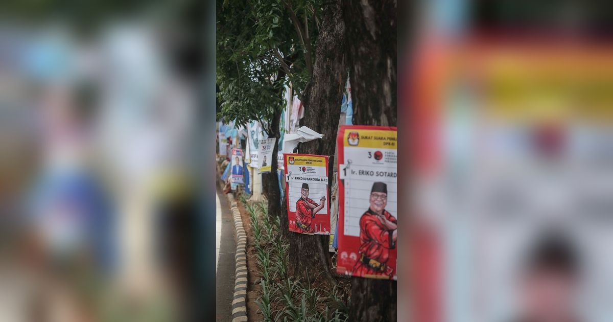 FOTO: Tak Cuma Bikin Kumuh, Pemasangan APK di Pohon Berpotensi Rusak Lingkungan