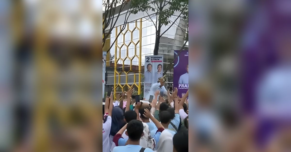 Aksi Prabowo Bagi-Bagi Kaos di Pekanbaru Jadi Sorotan, Netizen Takut Kena Geplak