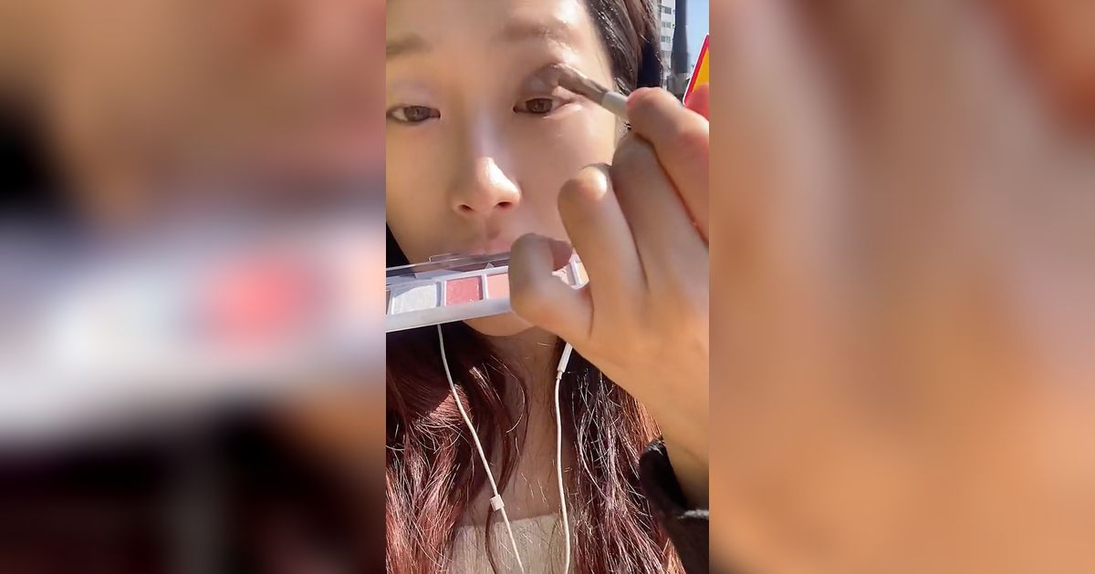 Viral TikToker Rias Wajah Sambil Berjalan Kaki, Hasilnya Flawless!