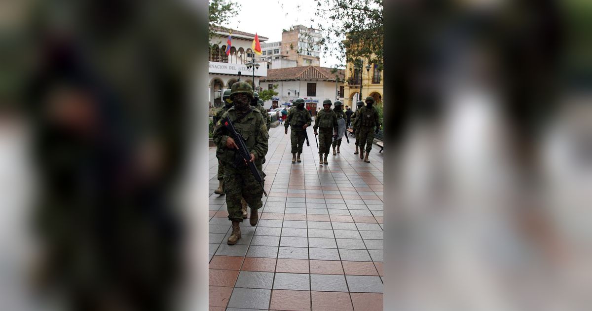 FOTO: Ekuador Mencekam! Geng Kriminal Mengamuk hingga Korban Berjatuhan, Militer Bersenjata Gencarkan Patroli