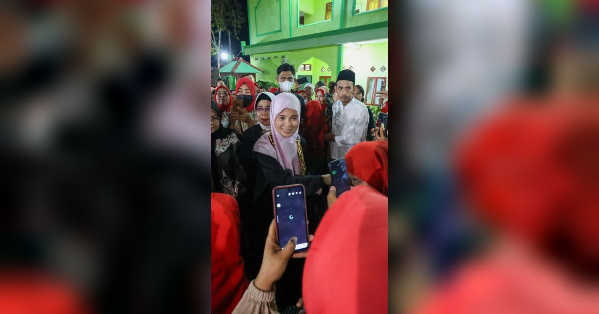 Menginap di Ponpes Miftahul Huda Lampung, Atikoh Ganjar Cerita Perjalanan Hidup hingga Ajak Santri Berselawat