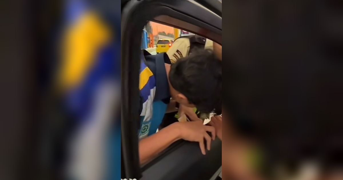 Viral Pengendara Mobil Tak Bisa Keluar Jalan Tol, Gegara Kartu Tol Buat Mainan Anak hingga Masuk ke Sela Kaca