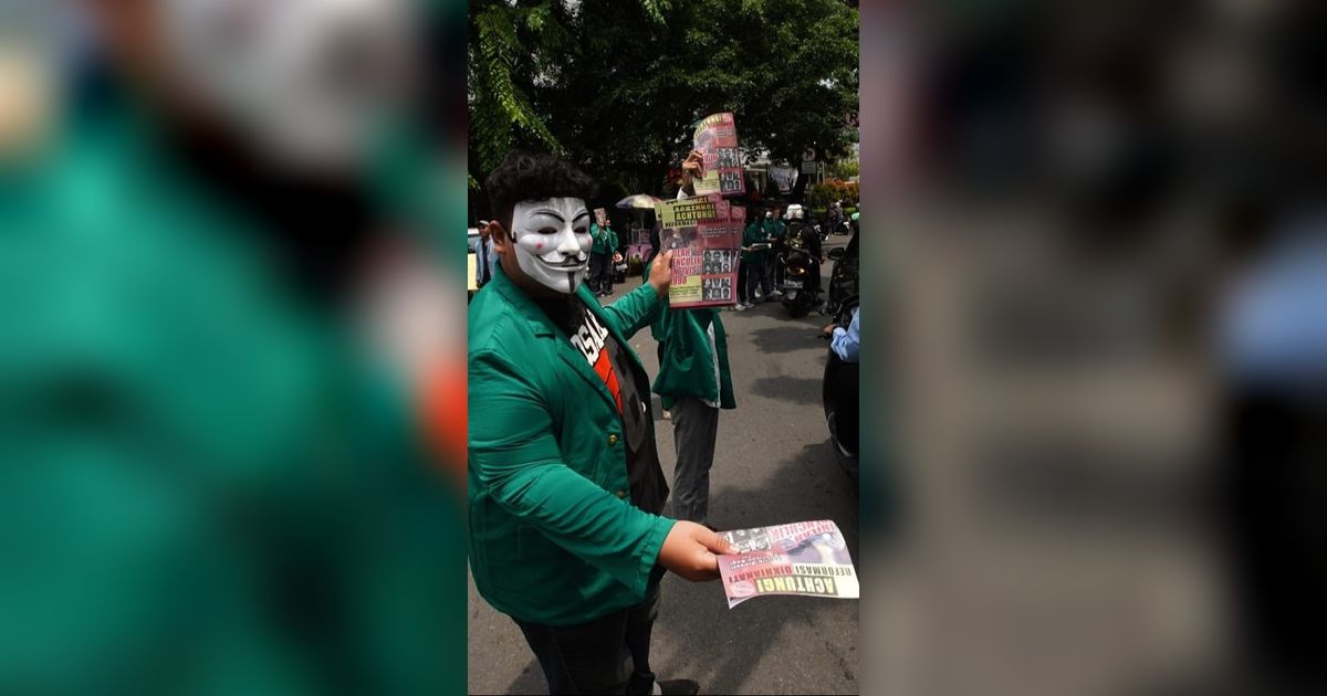 FOTO: Aksi Mahasiswa Universitas Moestopo dan UI Bagikan 4 Juta Selebaran Dampak Buruk Politik Dinasti untuk Menyadarkan Rakyat