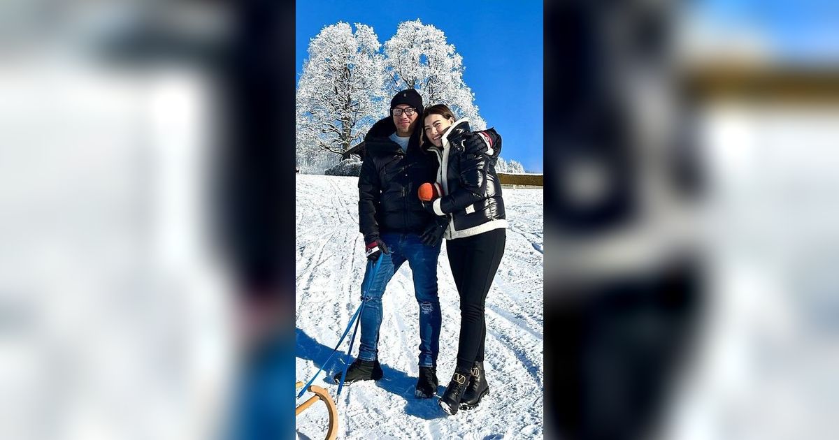 Foto-foto Keseruan Sammy Simorangkir dan Keluarga Liburan di Swiss, Romantis Bareng Sang Istri