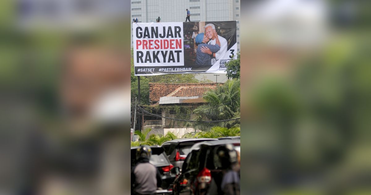 FOTO: Penampakan Baliho Ganjar Dicium Lansia Hiasi Kawasan Karet Tengsin