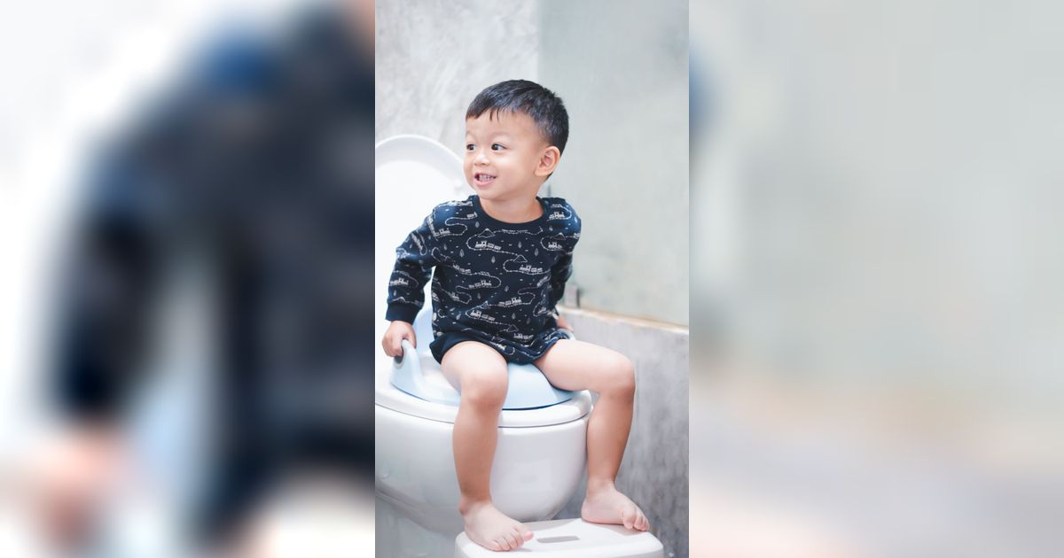 Biasakan Si Kecil Pakai Dingklik Saat Buang Air di Toilet Duduk